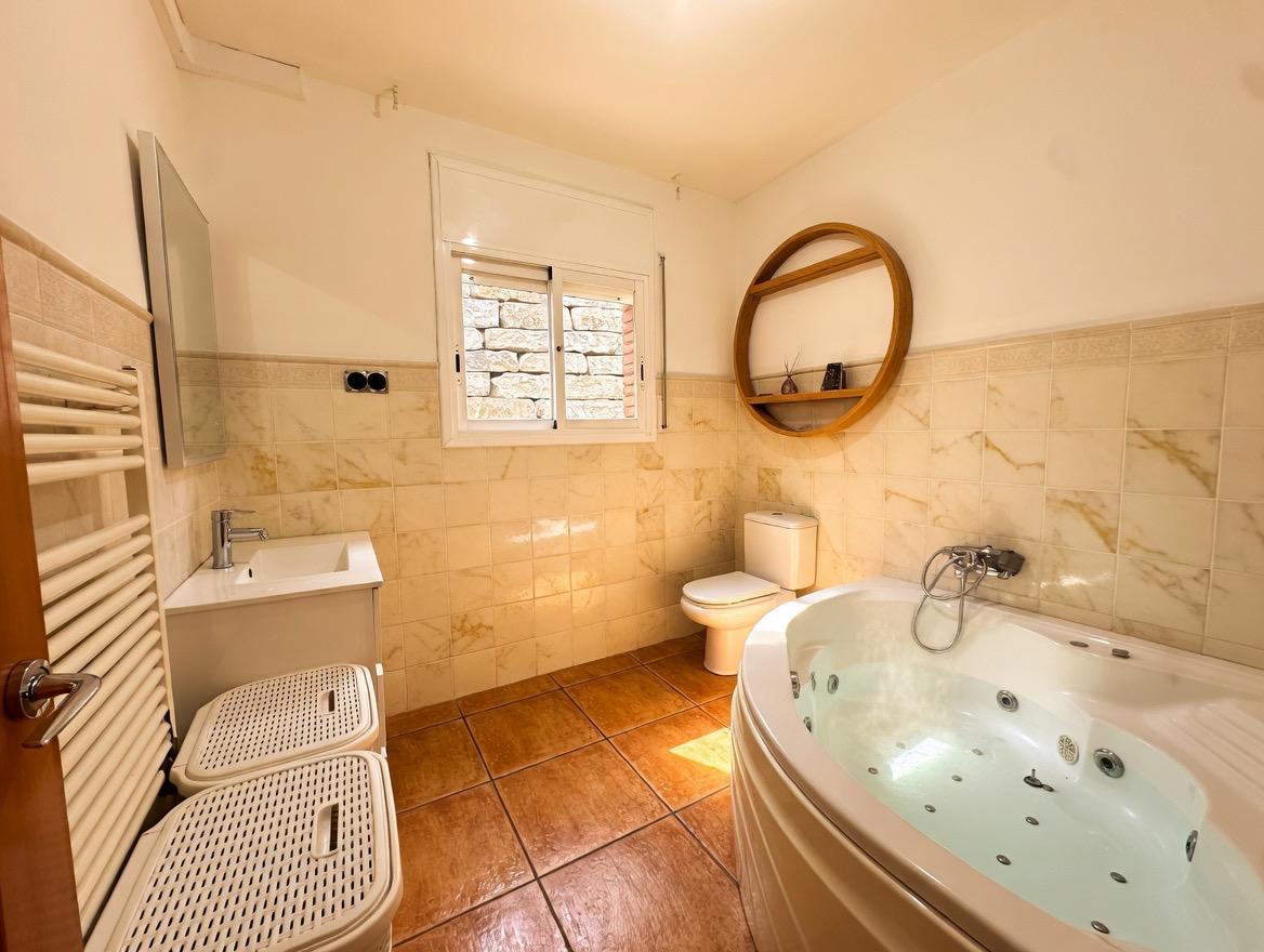 Baño principal con bañera de hidromasaje
