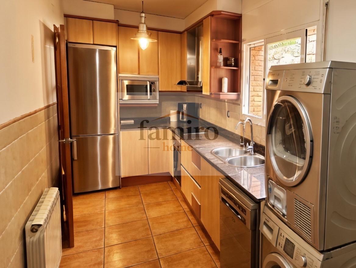 Cocina equipada con luz natural