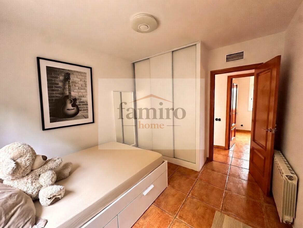 Dormitorio con armario empotrado