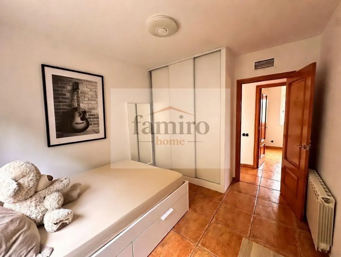 Dormitorio con armario empotrado