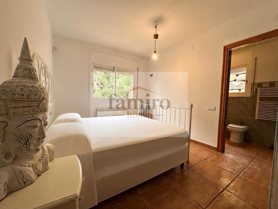 Dormitorio acogedor con baño próximo