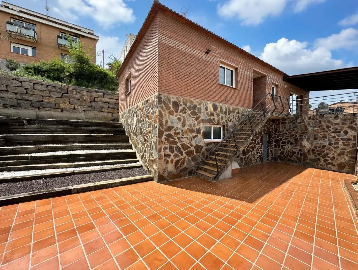 Fachada de obra vista con revestimiento de piedra natural