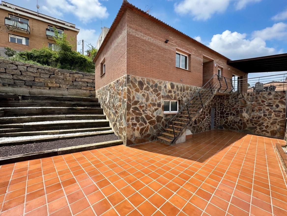 Fachada de obra vista con revestimiento de piedra natural