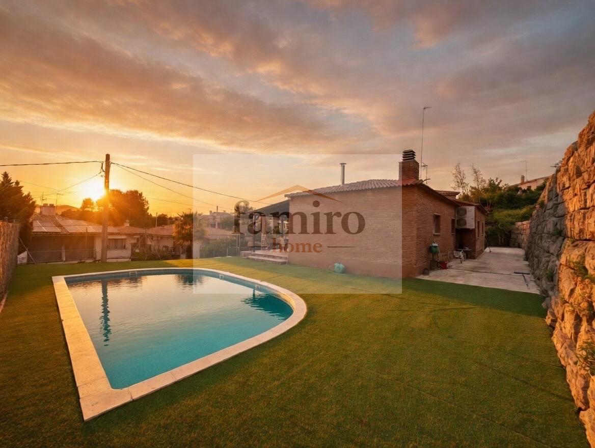 Jardín privado con piscina de la casa independiente en Terrassa