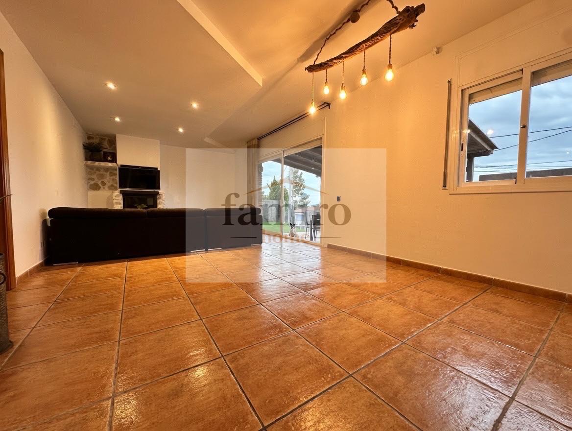 Salón-comedor con salida directa al porche